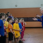 Главный судья соревнований обьясняет участникам правила