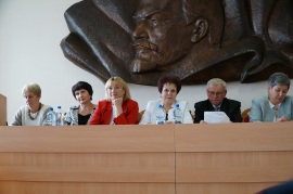 Почетные гости конференции слушают выступление Ольги Клеманской