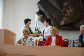 Председатель МГО ОО Белорусский фонд Мира Шихлина М.И. поздравляет Кравченко Т.А.