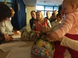 И всем деткам - сладкие подарки!