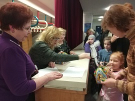 И всем деткам - сладкие подарки!